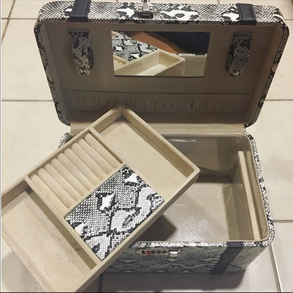 Cosmetic Case Reposhing. It Doesn’t Lock - image 4